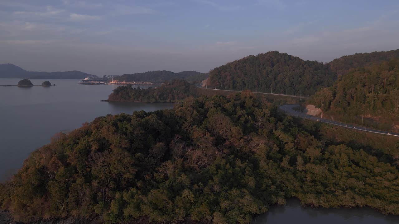 el amanecer en la isla tropical de malasia langkawi, océano pacífico