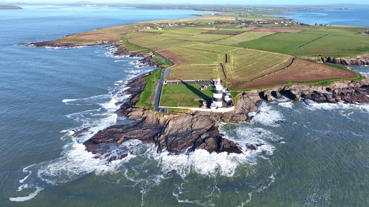 Luftfoto, der zoomer ud af Hook Head-halvøen og fyrtårnets turistattraktion