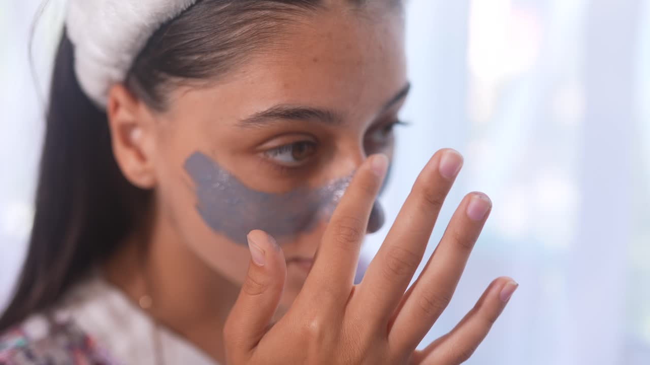 mujer aplicando una máscara de arcilla