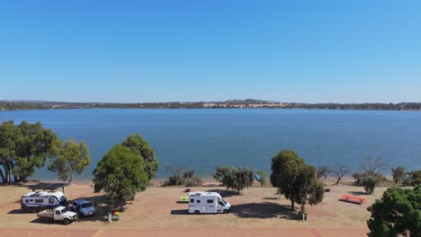 parque de vacaciones de caravanas junto al lago en el interior de australia occidental