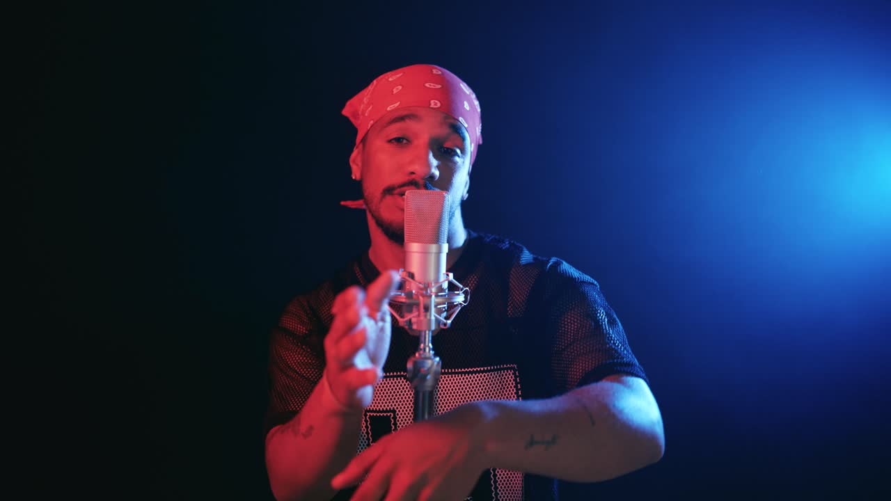 Artis Reggaeton melakukan rap ke mikrofon kondensor