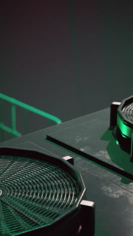 primer plano de una rejilla de metal redonda futurista con luces verdes