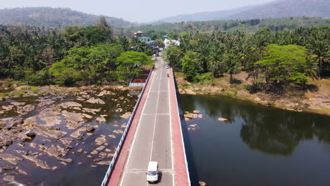 volando sobre el nuevo puente de vettilapara que cruza el río chalakkudy en el distrito de thrissur, kerala, india