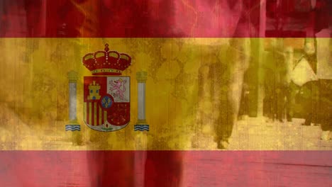 Spanische-Flagge-Mit-Menschen,-Die-Auf-Der-Straße-Gehen