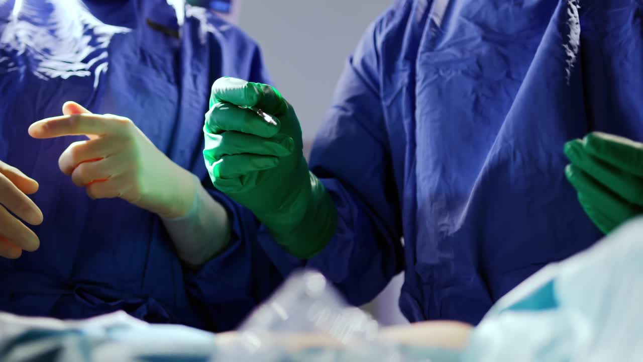 cirujanos que realizan la operación 4k