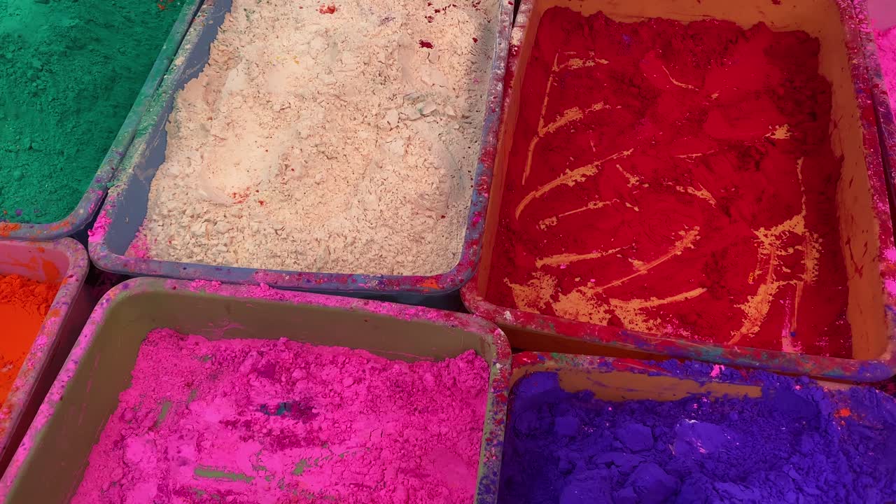 Gulal atau bubuk Holi berbagai warna dijual di toko lokal di India selama festival warna Holi.