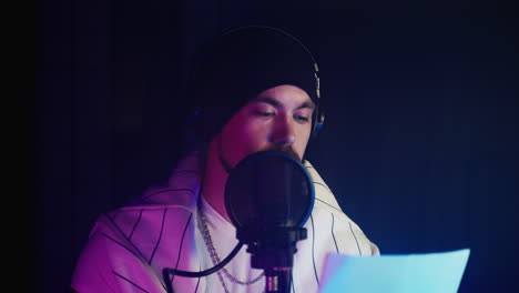 músico grabando en un estudio