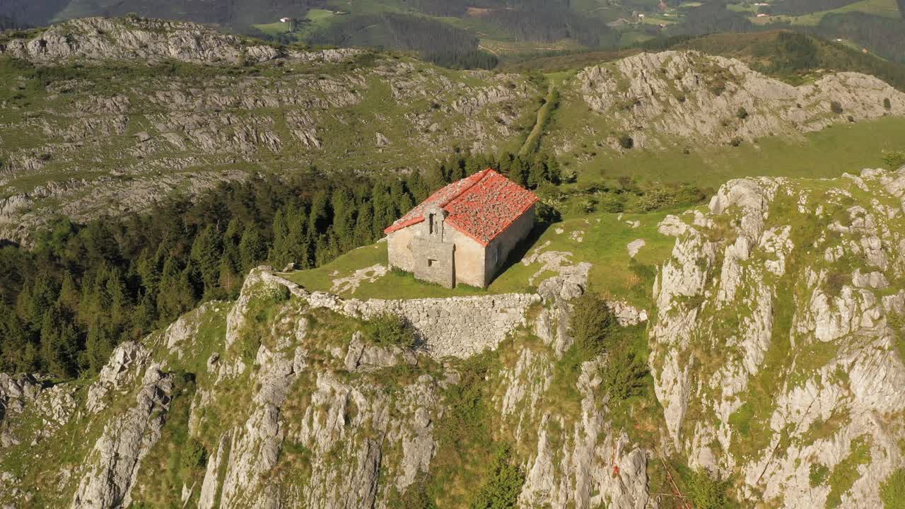 vista aérea de drones de la ermita de santa eufemia en la cima de una montaña en aulestia en el país vasco