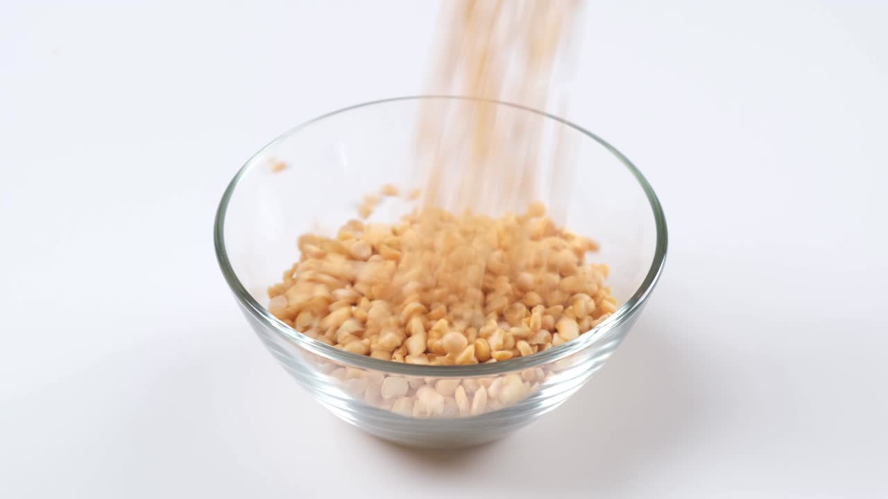 바탕 에 있는 유리 그 에 떨어지는 건조 한 노란색 갈라진 양배추