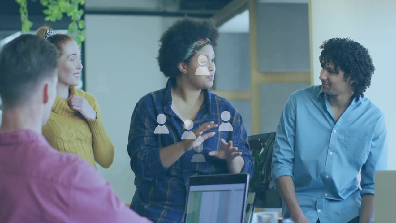 animación de iconos y procesamiento de datos sobre diversas personas de negocios en la oficina