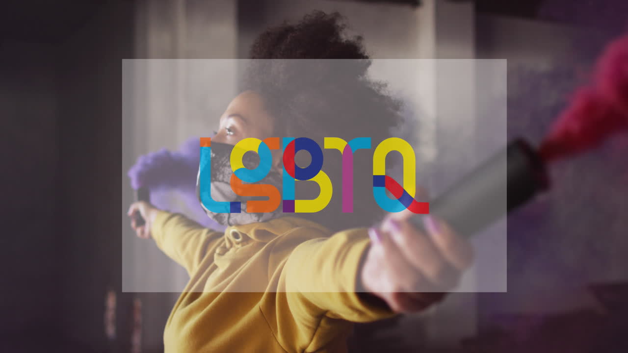 animación del arco iris lgbtq sobre mujer afroamericana con llamarada