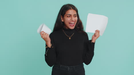 mujer india carta de sobre abierto grandes noticias celebrar premio monetario, invitación, préstamo bancario aprobado
