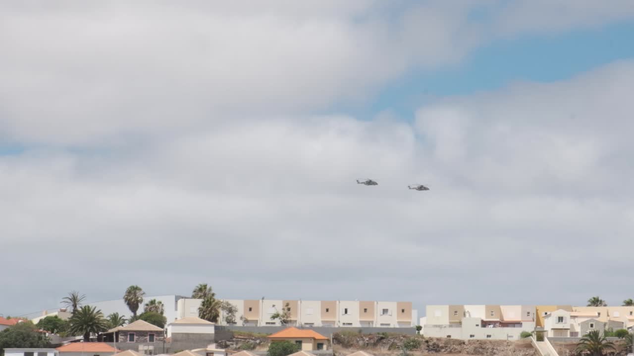 cámara lenta disparó a dos helicópteros militares que volaban sobre una zona residencial, porto santo