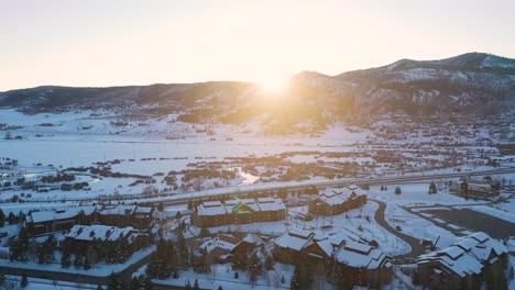 Malerischer-Dampfer-Entspringt-Colorado-Im-Winterschnee-Mit-Wunderschönem-Sonnenuntergang-Im-Hintergrund-über-Den-Bergen