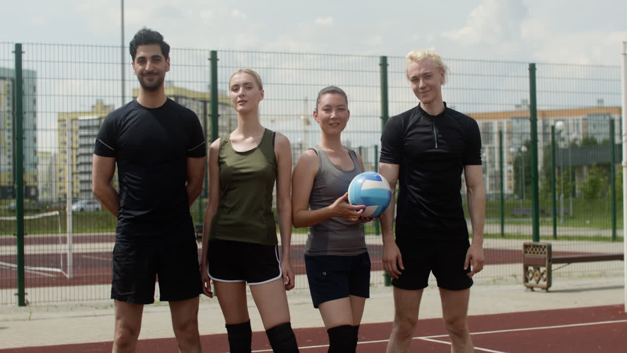 운동복을 입은 다민족 친구들