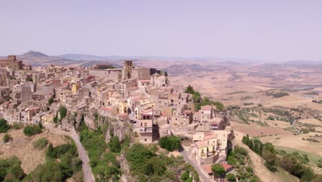 Vista-Aérea-De-Calascibetta,-Una-Ciudad-En-La-Provincia-De-Enna,-Sicilia,-Italia.