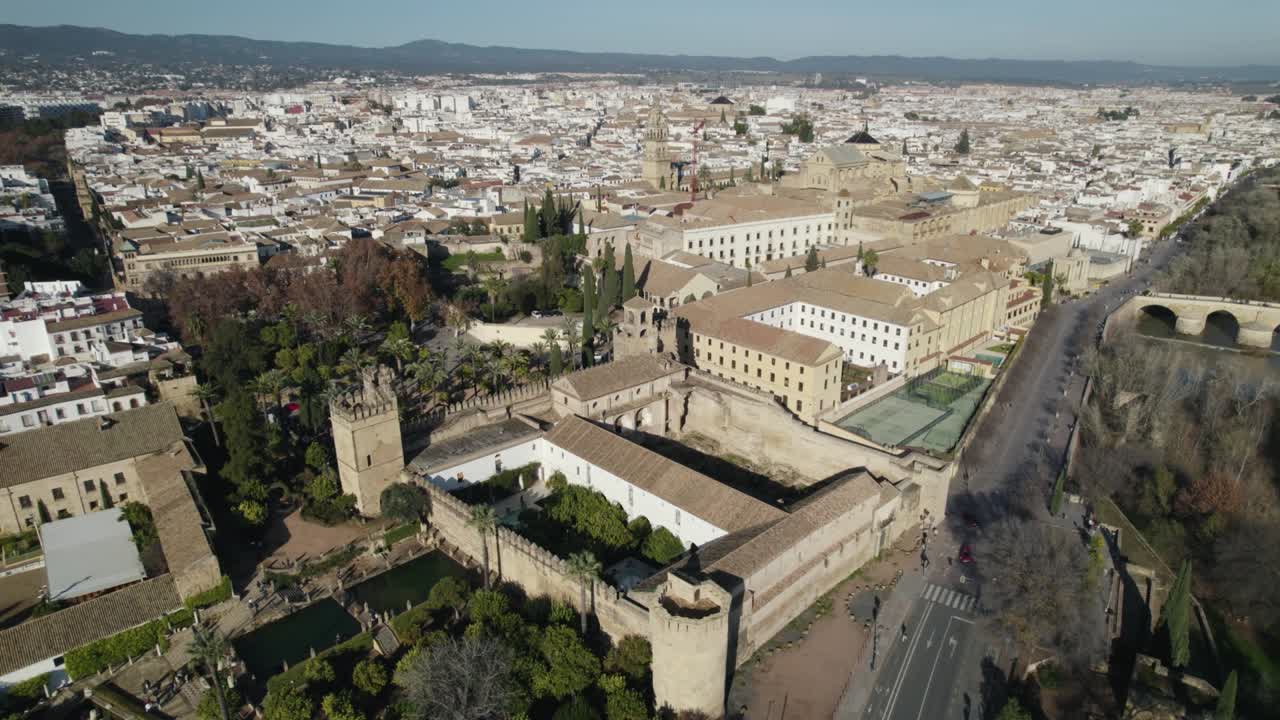 Vista aérea circular da Ponte Romana e da Mesquita-Catedral em Córdoba, Espanha.