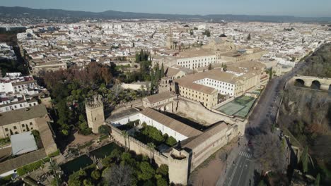 vista aérea circular del puente romano y la mezquita-catedral en córdoba en españa
