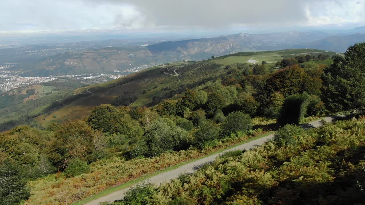 프랑스의 피레네 산맥의 도로 횡단 녹지 자연