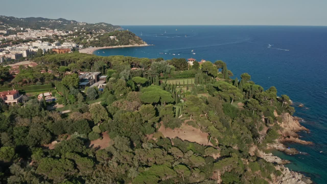 drone volando a través de la zona de playa de lloret del mar españa costa brava