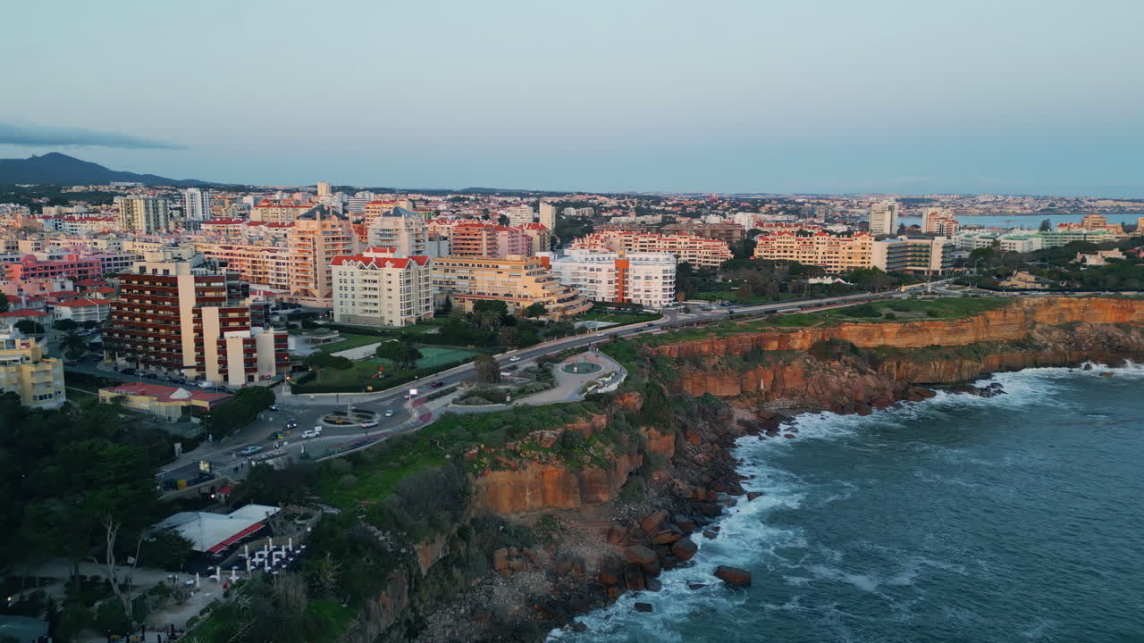 воздушный вид морская дорога в курортном районе. океанские волны брызгают по побережью