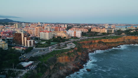 vista aérea carretera costera en el vecindario del complejo. olas del océano salpicando la costa
