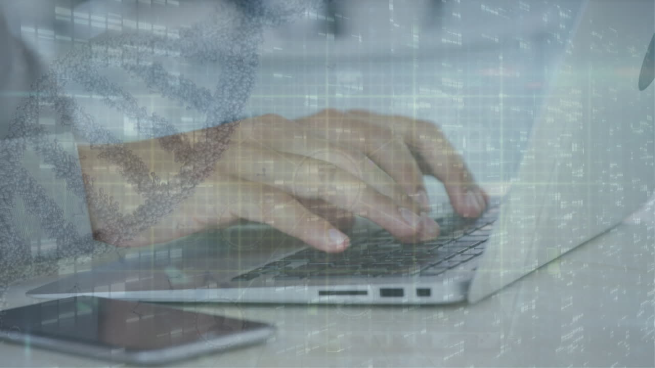 animación de la estructura del adn y cuadrados de mosaico contra la sección media de un hombre usando una computadora portátil