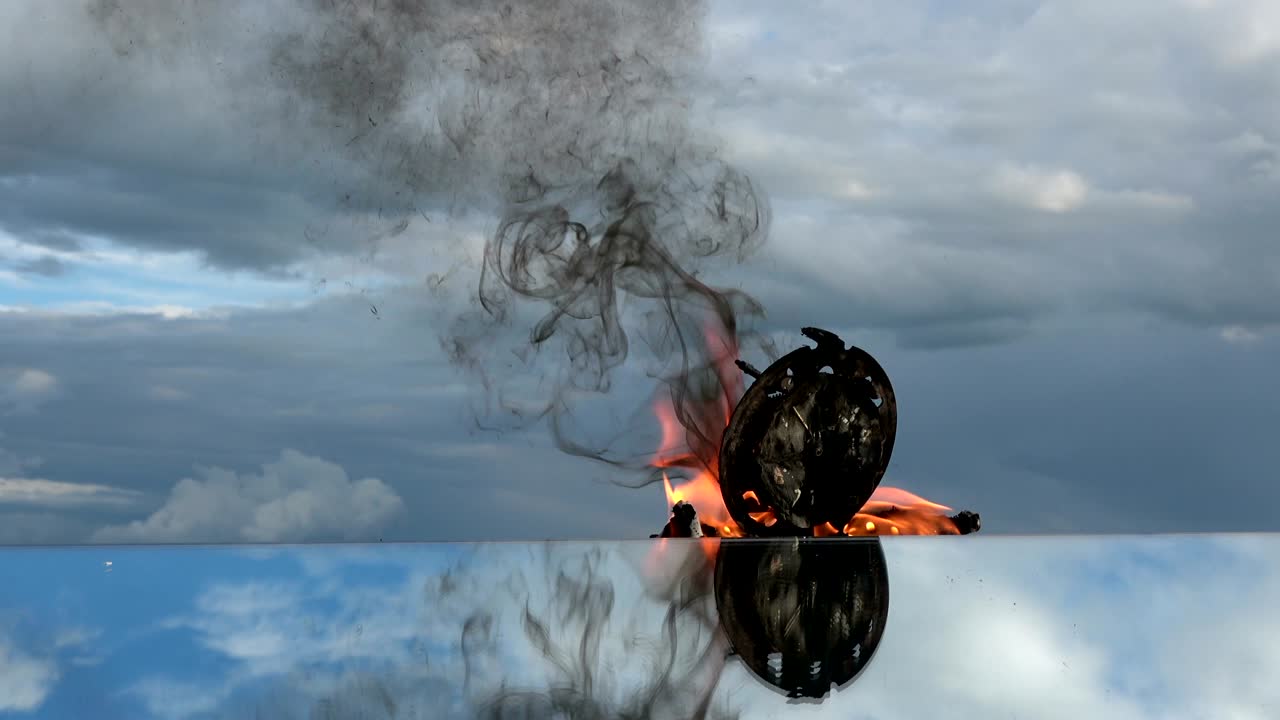 시간은 불입니다. 공간의 거울에 오래된 시계를 태우고 있습니다.