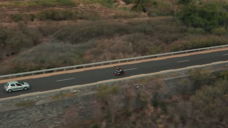 motocicleta aérea 4k en carretera costera