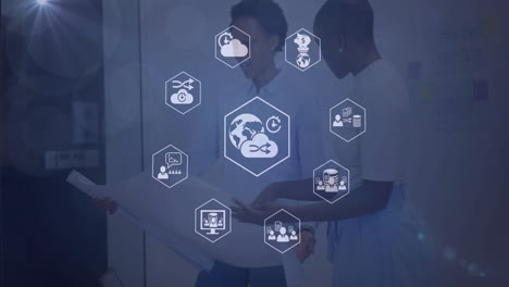 animación de iconas empresariales sobre diversas mujeres de negocios hablando en la oficina