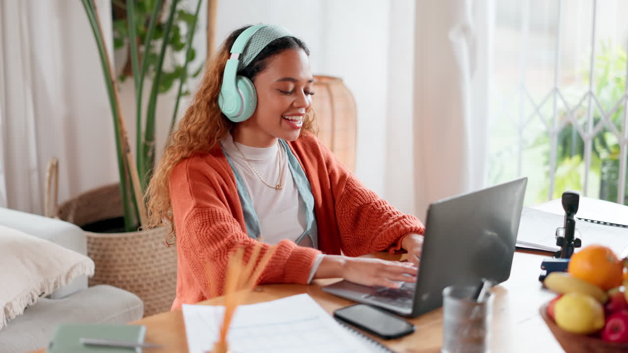 mujer estudiando en línea