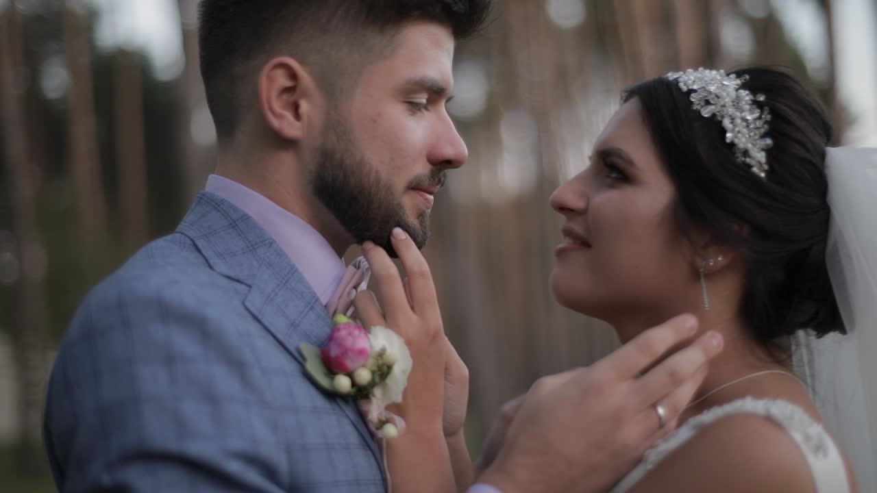 Pareja de novios besándose. Encantadores novio y novia. Familia feliz.