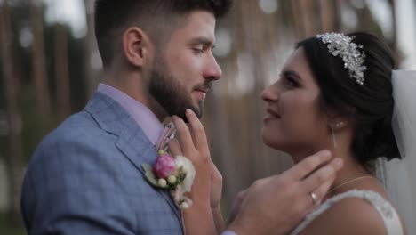 la pareja de bodas haciendo un beso. el novio y la novia encantadores. familia feliz