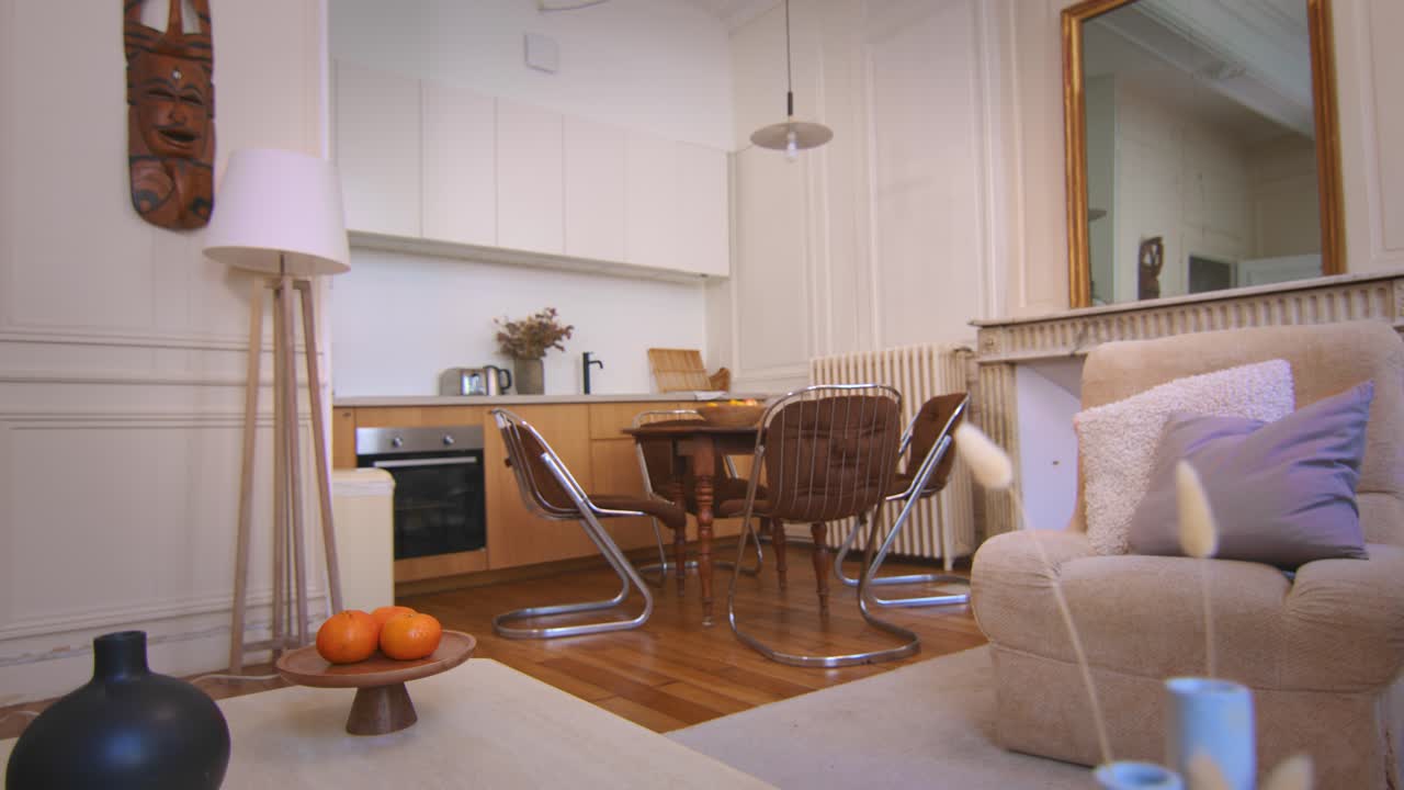 стильный интерьер дома с открытой кухней и столовой