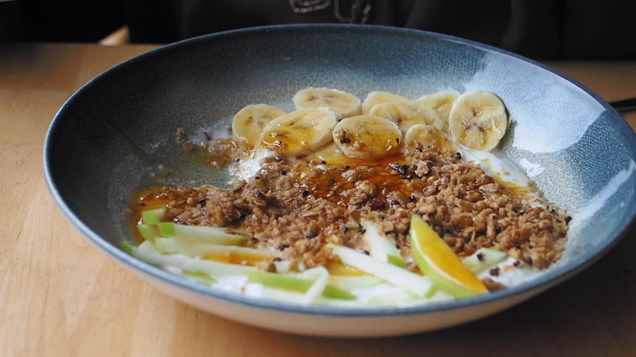 그라놀라, 바나나, 사과 를 은 요구르트 파르페이트