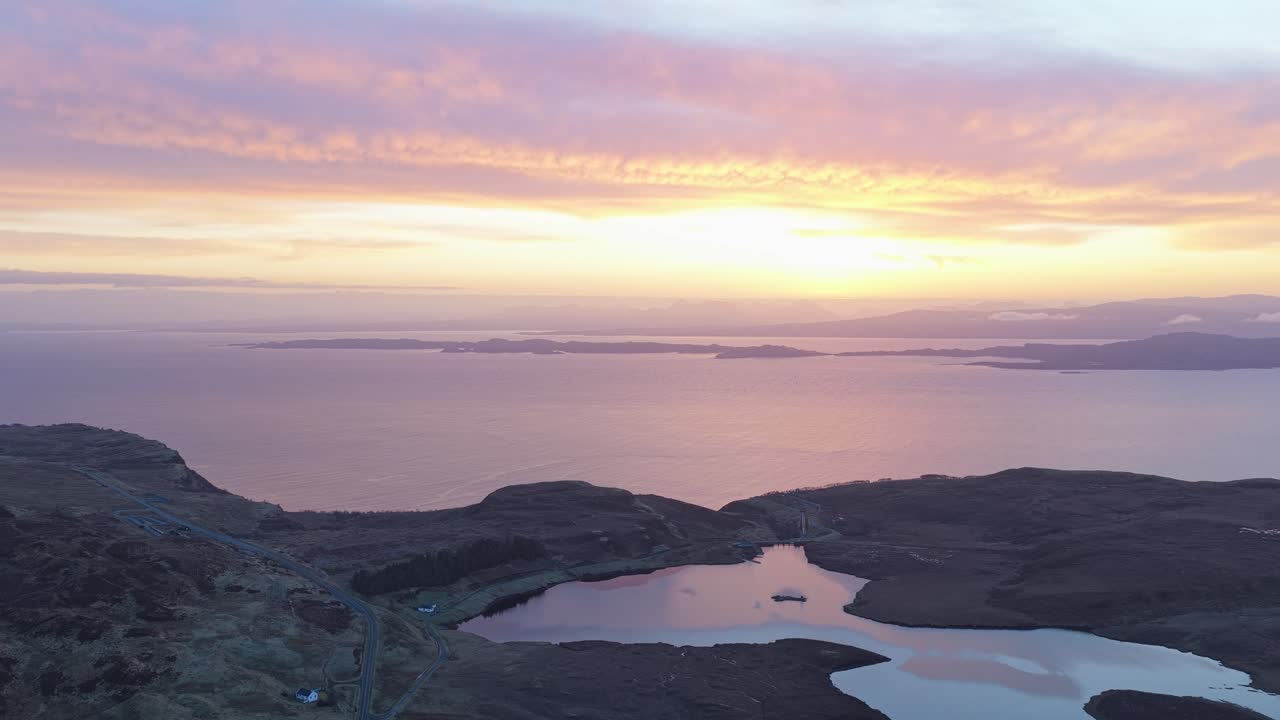 Pemandangan udara yang indah dari Old Man of Storr saat matahari terbit yang menakjubkan