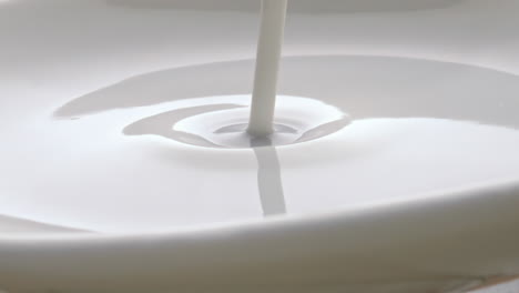 Primer-Plano-Del-Recipiente-De-Vertido-De-Yogur-Blanco.-Vaso-De-Llenado-De-Chorro-De-Cóctel-De-Leche-Fría