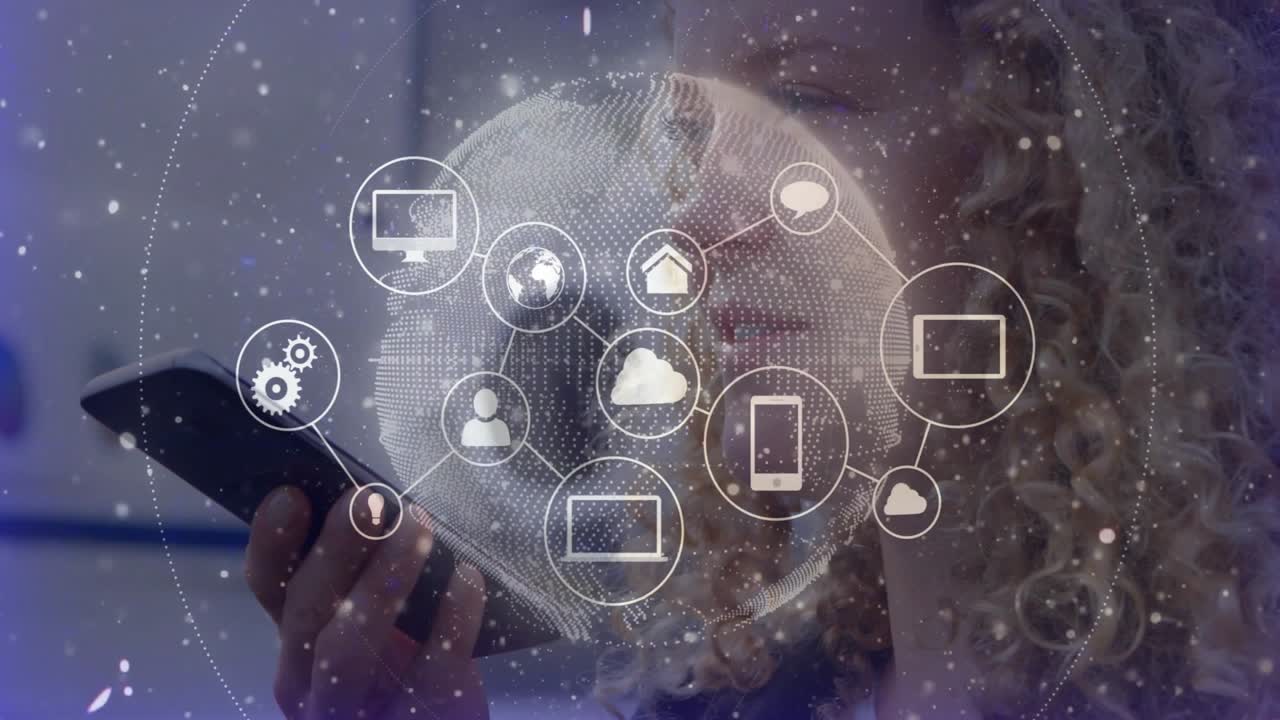 Donna che parla al telefono, avviando un globo con icone di nuvola, persona e dispositivo che mostrano una rete tecnologica