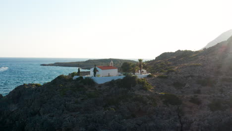 Vista-Aérea-De-La-Iglesia-De-Sotiros-Christou-Cerca-De-Loutro,-Isla-De-Creta,-Grecia---Disparo-De-Drones