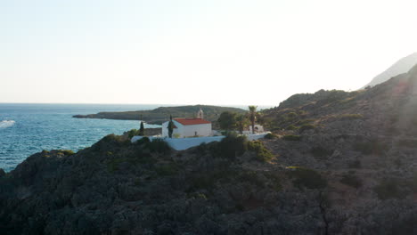 vista aérea de la iglesia de sotiros christou cerca de loutro, isla de creta, grecia - disparo de drones