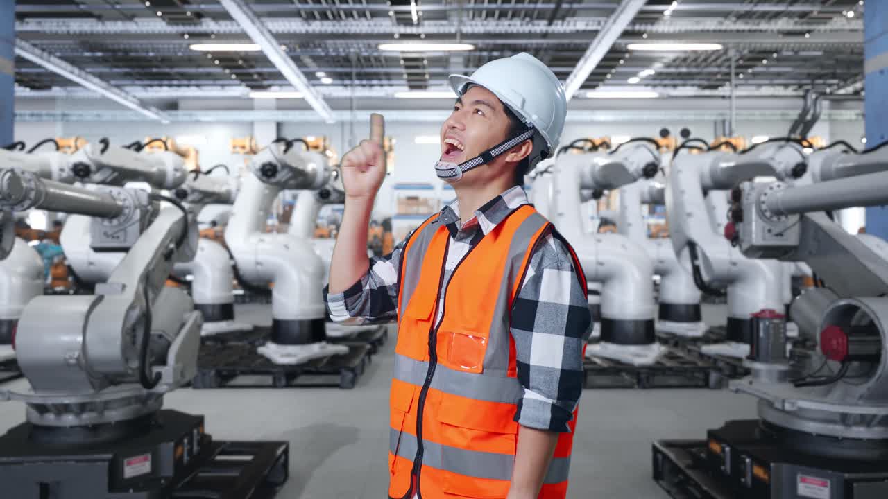 공장에서 산업용 로을 점검하는 엔지니어