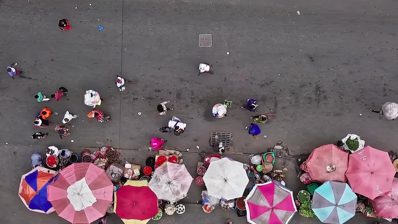 Escena de mercado en Accra, Ghana, con vendedores y compradores en la calle