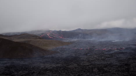 Vulkan-Fagradalsfjall-Island-Luftaufnahme-Des-Lavastroms,-Der-In-Das-Becken-Drückt