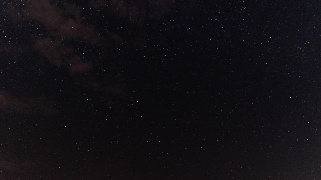 밤하늘은 시간이 지나고 구름은 하늘의 별들과 함께 아름답게 흐른다.