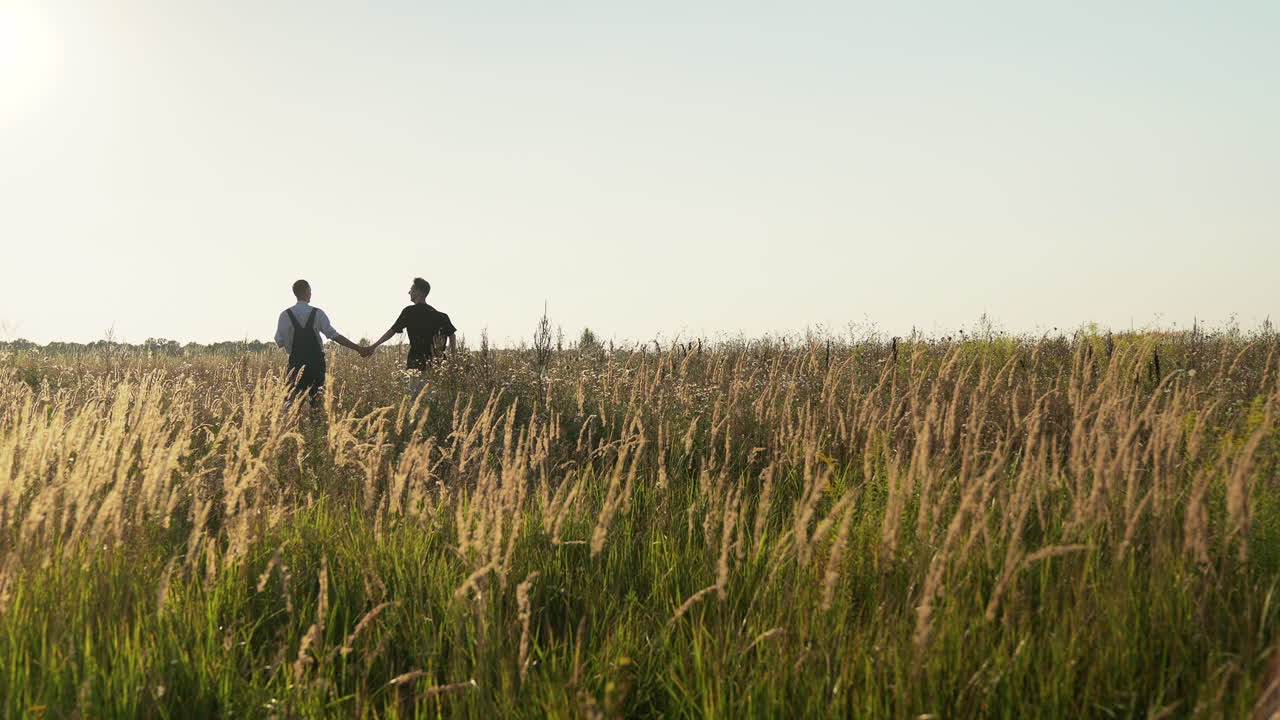 야외에서 손을 잡고 있는 남자들