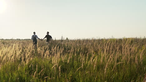 hombres tomados de la mano al aire libre