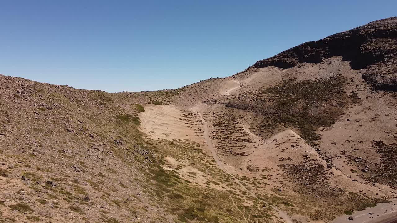 vista aérea sobre el paisaje seco en patagonia, américa del sur