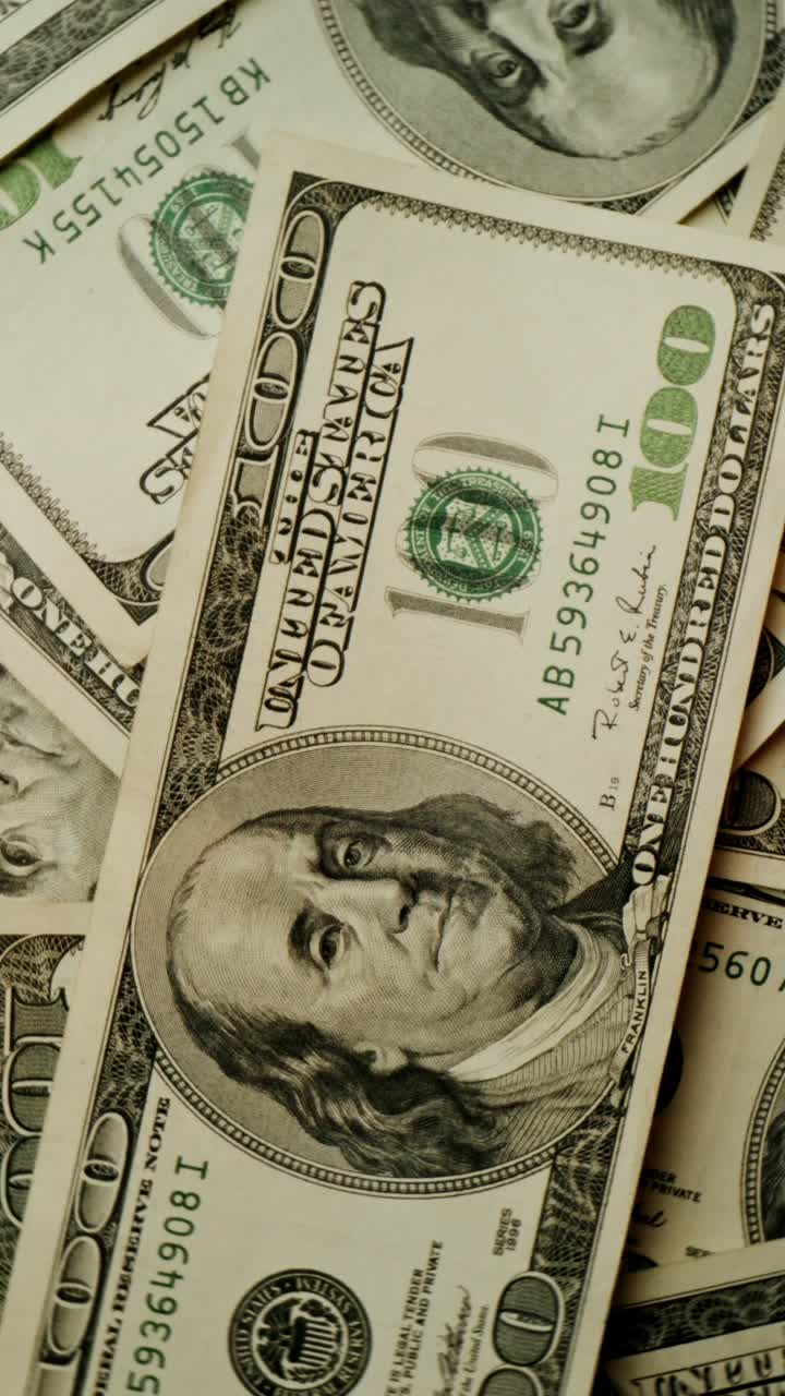 Uma pilha de notas em dólares americanos