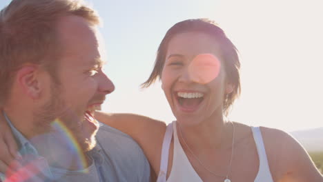 una joven pareja romántica sonriente filmada en r3d