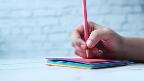 escritura a mano en un bloc de notas